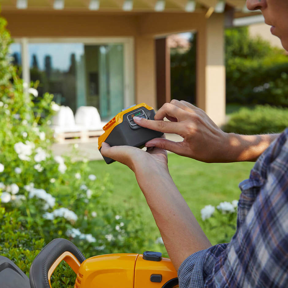 Stiga SHT 100 AE KIT 20v Cordless Hedgetrimmer (Inc. Battery & Charger)
