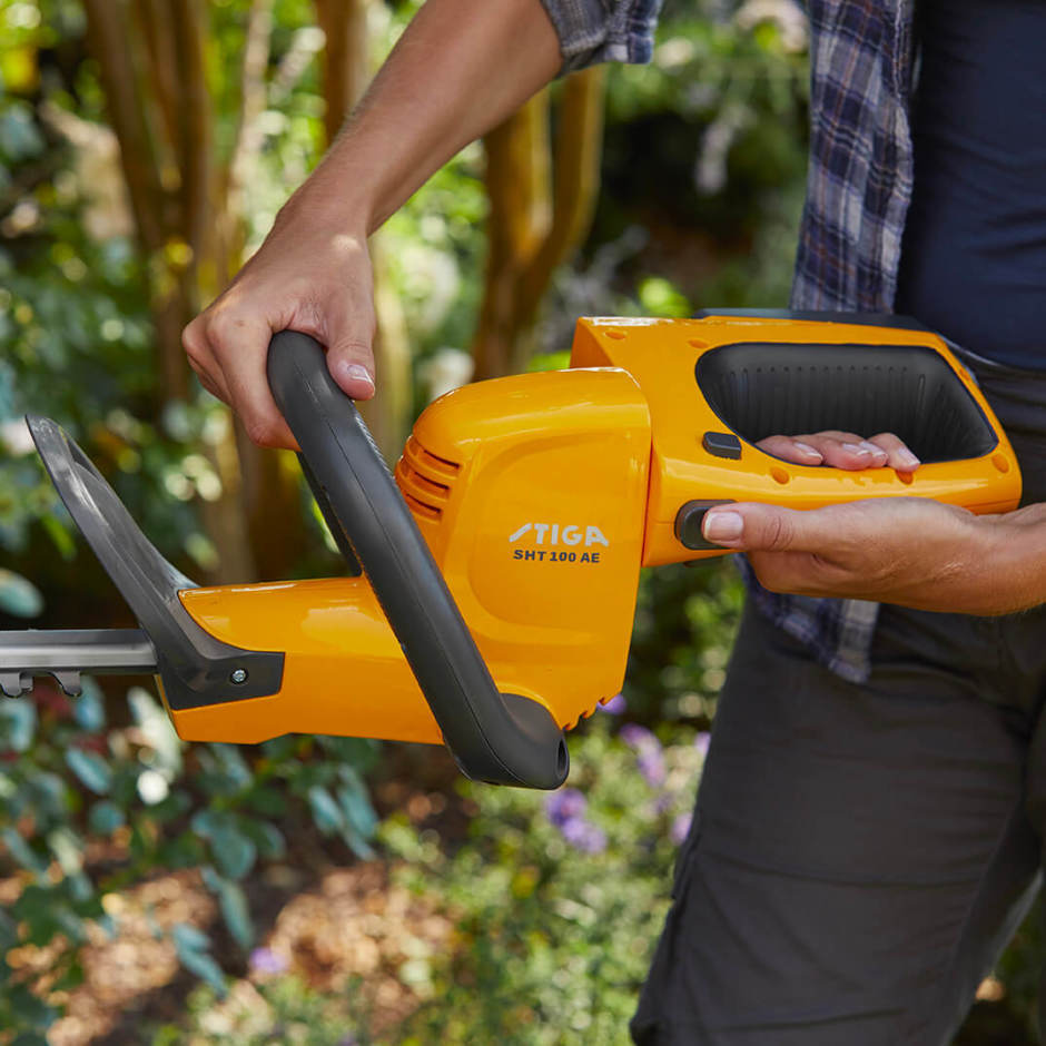 Stiga SHT 100 AE KIT 20v Cordless Hedgetrimmer (Inc. Battery & Charger)