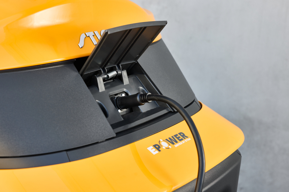 Stiga Gyro 900e ‘Drive-by-Wire’ Electric Battery-Powered Axial Ride-On Lawnmower