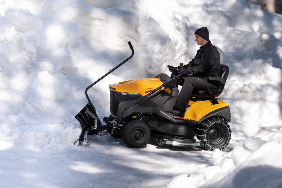 Stiga Tornado 9121 W Side-Discharge V-Twin Garden Tractor with Hydrostatic Drive