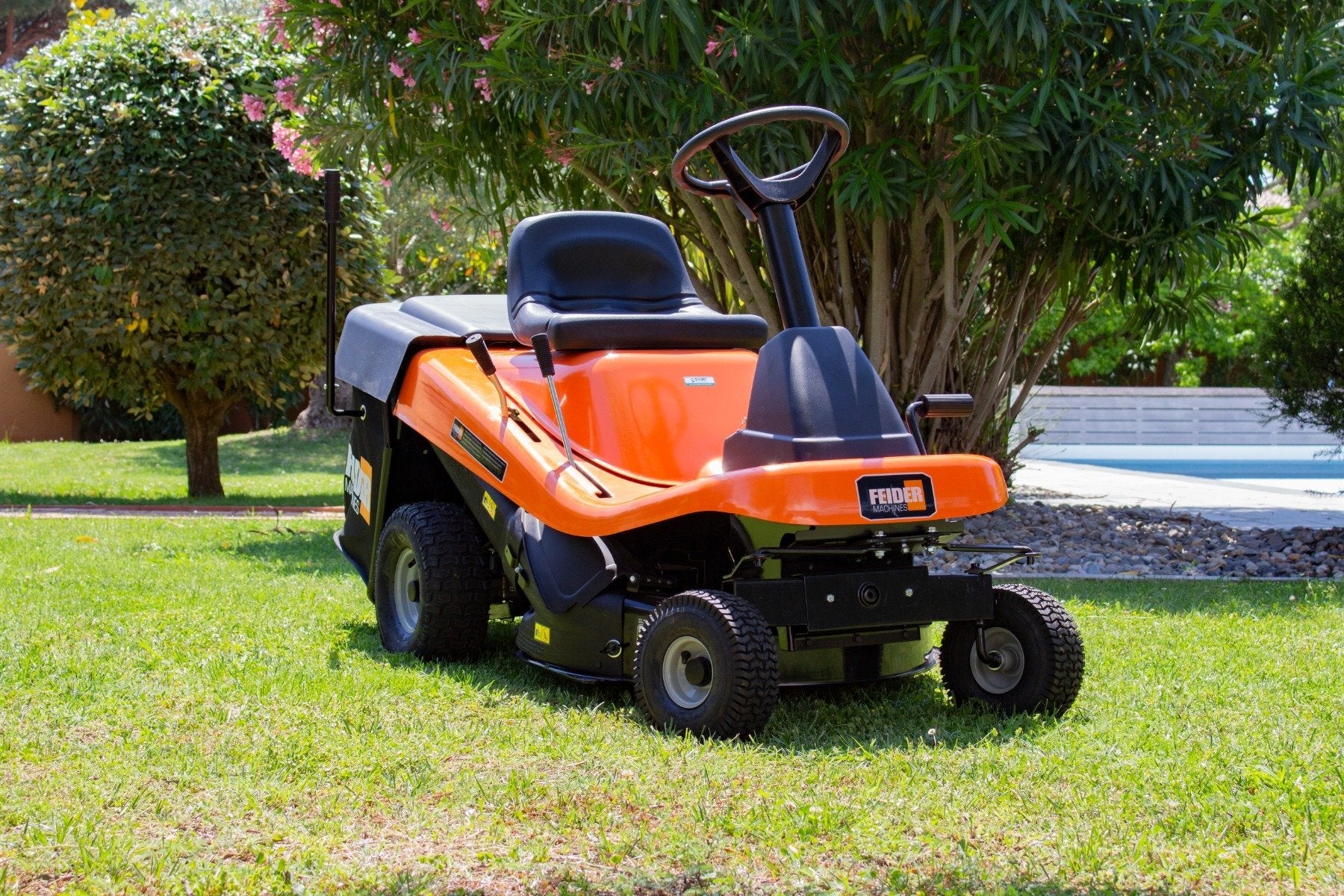 Feider FRT75BS125  Rear-Collect Ride-On Mower with Manual Drive & Briggs Engine