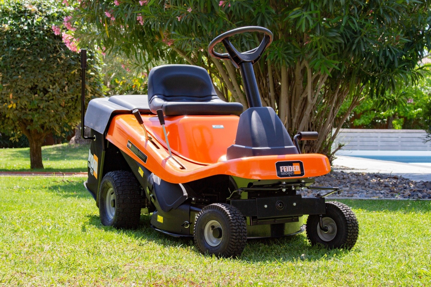 Feider FRT75BS125  Rear-Collect Ride-On Mower with Manual Drive & Briggs Engine
