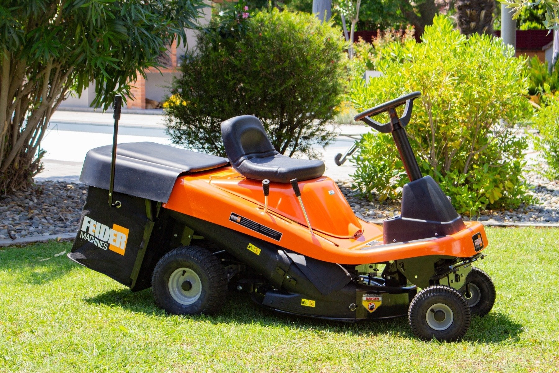 Feider FRT75BS125  Rear-Collect Ride-On Mower with Manual Drive & Briggs Engine