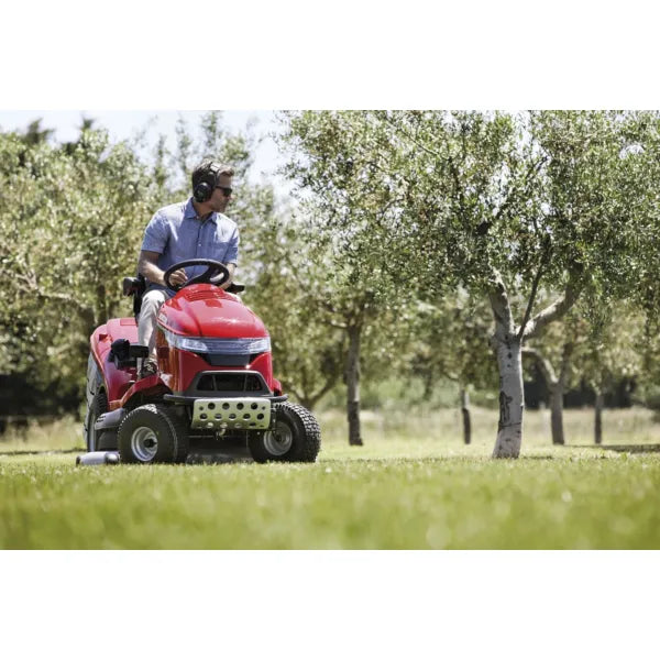 Honda HF 2625 HME Premium Lawn Tractor — 122cm Cut, 688cc V-Twin, Hydrostatic
